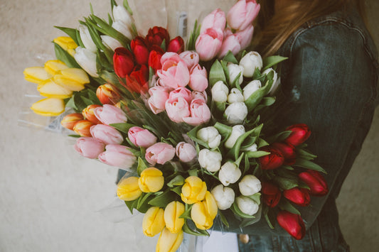 4 Best Floral Essential Oils to Boost Your Mood